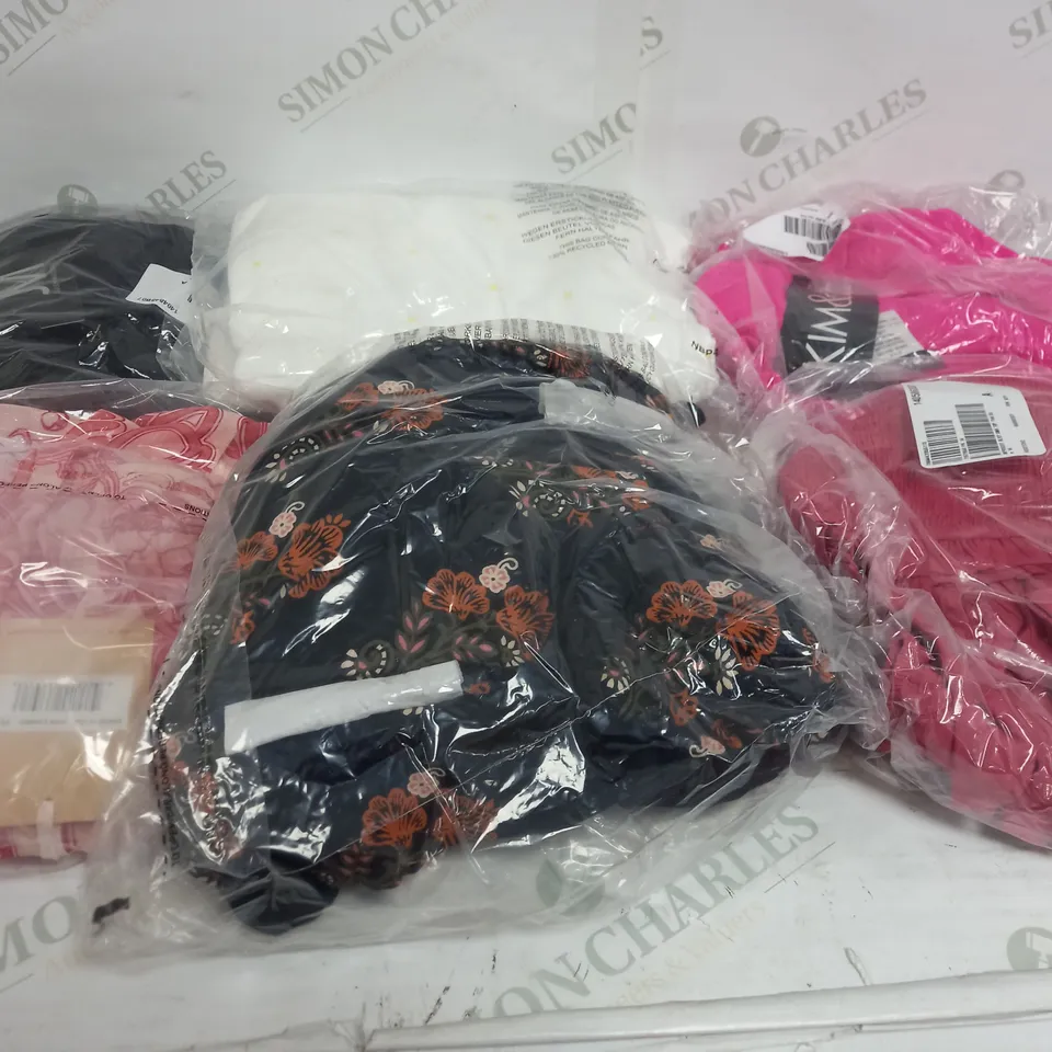 BOX OF APPROXIMATELY 20 ASSORTED CLOTHING ITEMS TO INCLUDE GILET, JUMPER, TOPS ETC