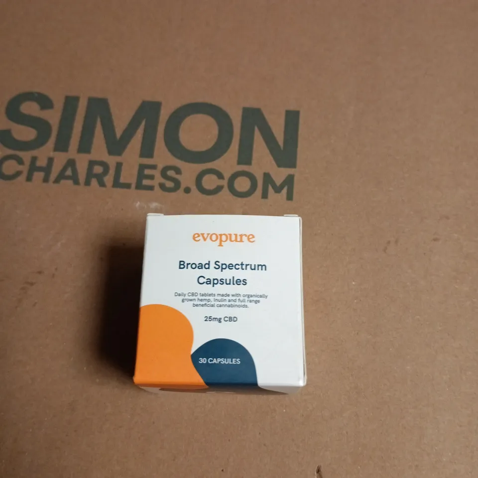 APPROXIMATELY 12 ASSORTED CBD ITEMS IMCLUDING FX CBD OIL , EVOPURE CAPSULES AND CBD CUBES