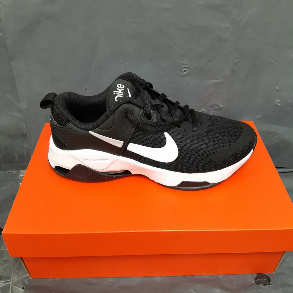 BOXED PAIR OF NIKE ZOOM BELLA TRAINERS - 6