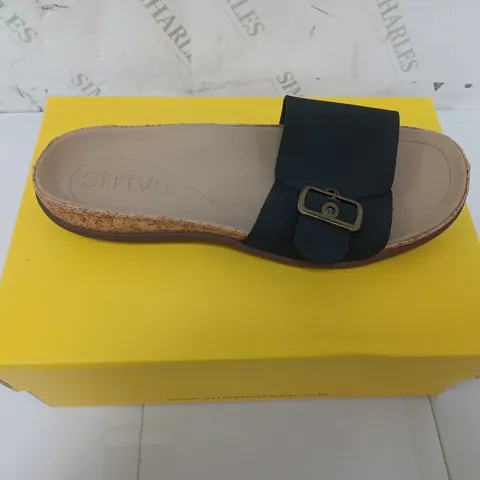 BOXED PAIR OF STRIVE SANDALS WITH BLACK STRAP SIZE UK 7