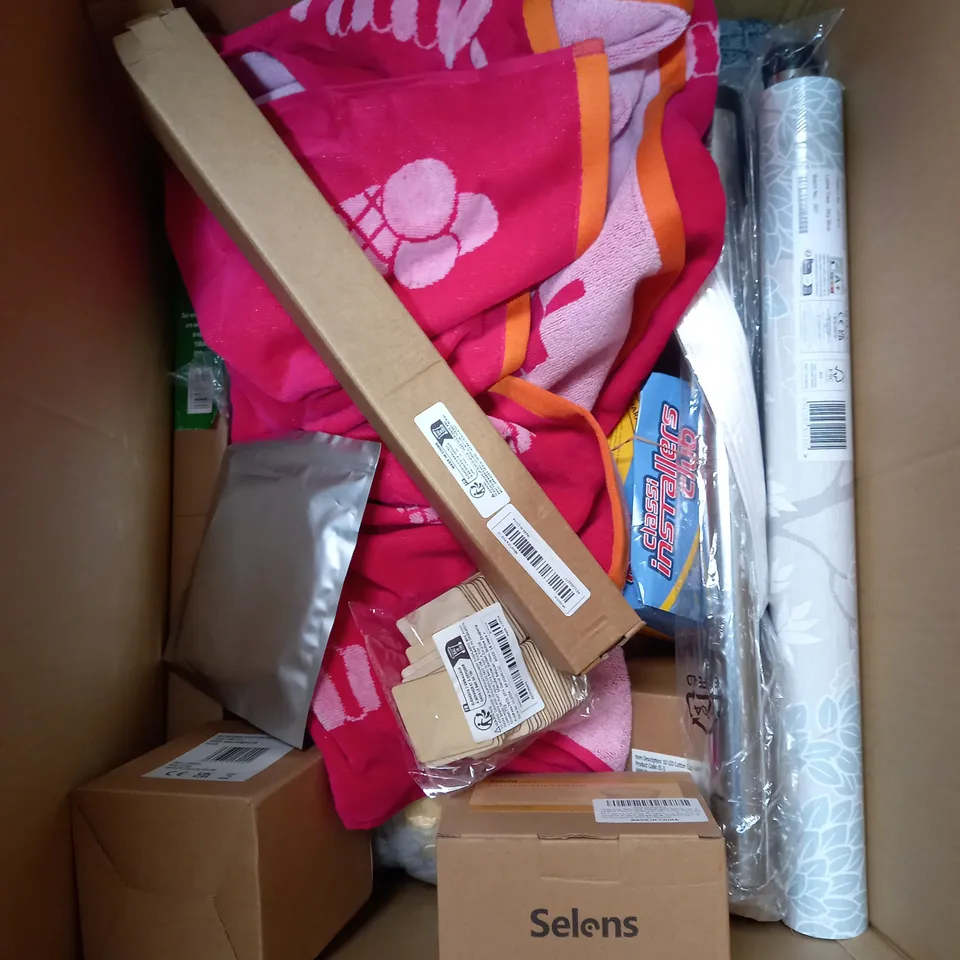 BOX OF APPROXIMATELY 15 ASSORTED ITEMS TO INCLUDE TENNIS BALLS, BAKING TRAY, FEEDING BOTTLE ETC
