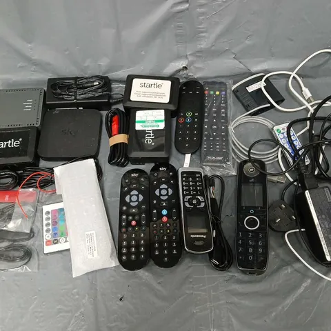 APPROXIMATELY 10 ASSORTED HOUSEHOLD ITEMS TO INCLUDE - REMOTES, STARTLE, AND CHARGERS ETC. 
