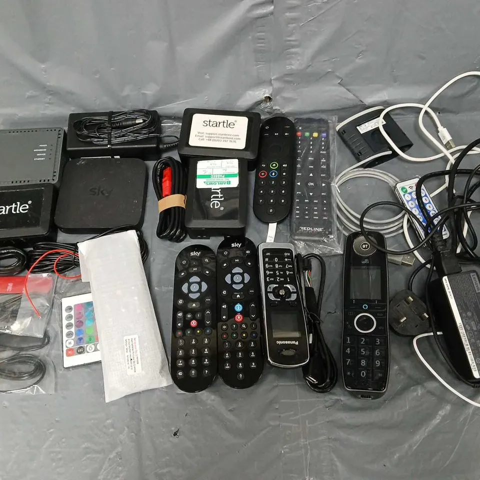 APPROXIMATELY 10 ASSORTED HOUSEHOLD ITEMS TO INCLUDE - REMOTES, STARTLE, AND CHARGERS ETC. 