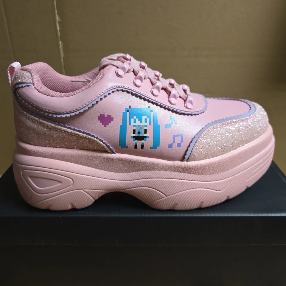 BOXED PAIR OF KOI GIRLS' PINK PLATFORM SNEAKER WITH GLITTER TOE, PIXEL ART DETAIL – US 9