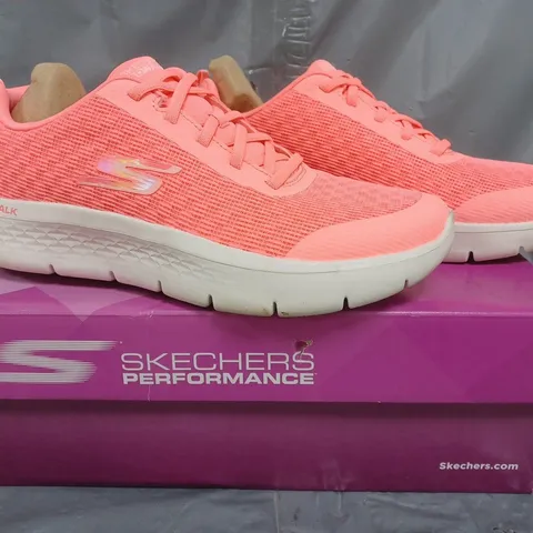 BOXED PAIR OF SKECHERS GO WALK TRAINERS IN HOT PINK SIZE 7