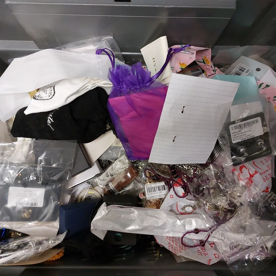 BOX OF APPROX 20 ASSORTED JEWELLERY ITEMS TO INCLUDE RINGS, BRACELETS AND NECKLACES