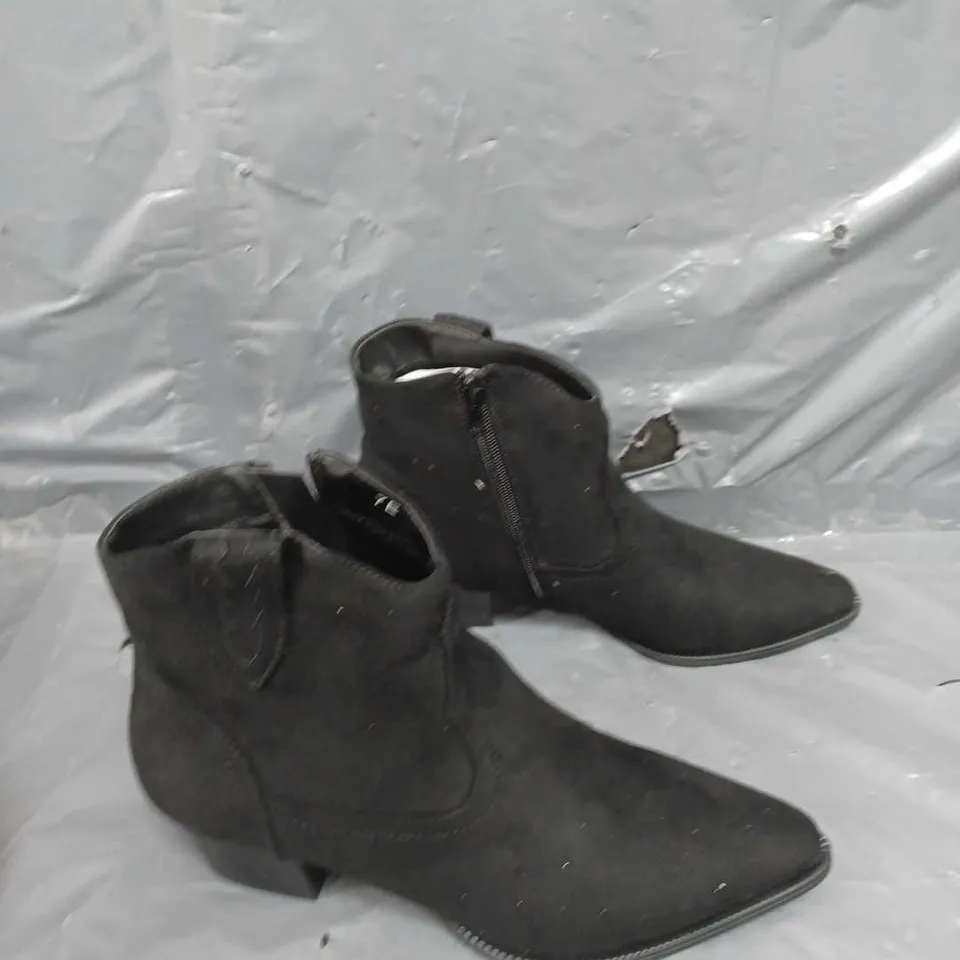 EVERYDAY WESTERN ANKLE BOOT - BLACK - SIZE 7 