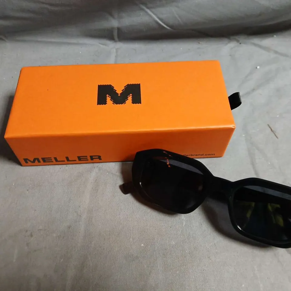 MELLER SUNGLASSES – BLACK FRAME