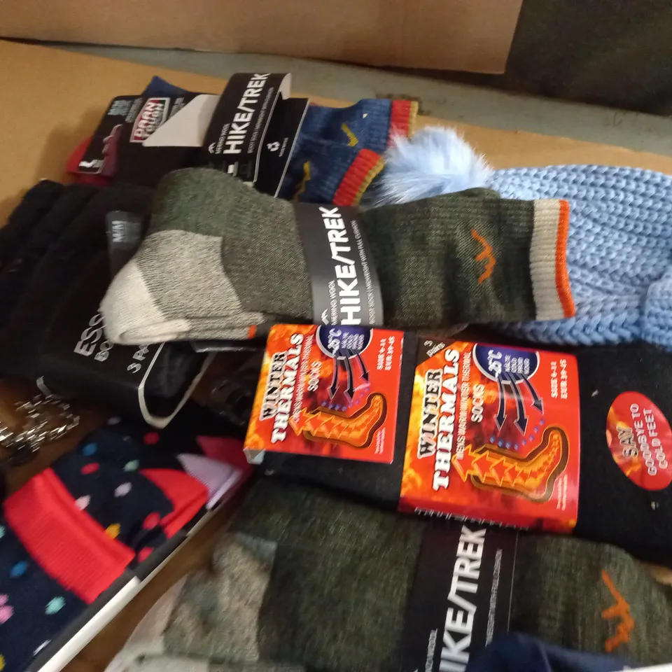 LOT OF APPROXIMATELY 20 ASSORTED CLOTHING ACCESSORY ITEMS TO INCLUDE BAGS, SOCKS AND HEAD WEAR