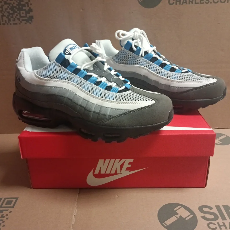 BOXED PAIR OF NIKE AIR MAX TRAINERS IN WHITE/GREY/BLUE SIZE UK 9