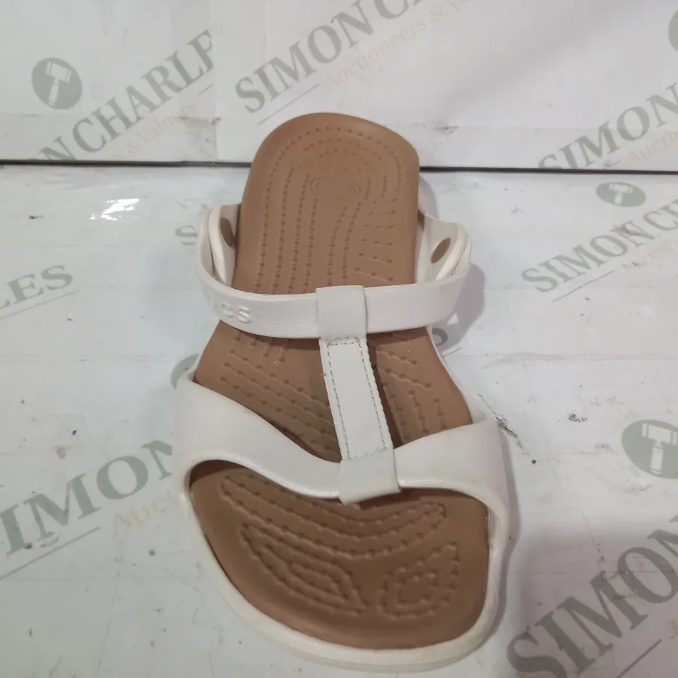 PAIR OF CROCS OPEN TOE SANDALS IN WHITE SIZE 9