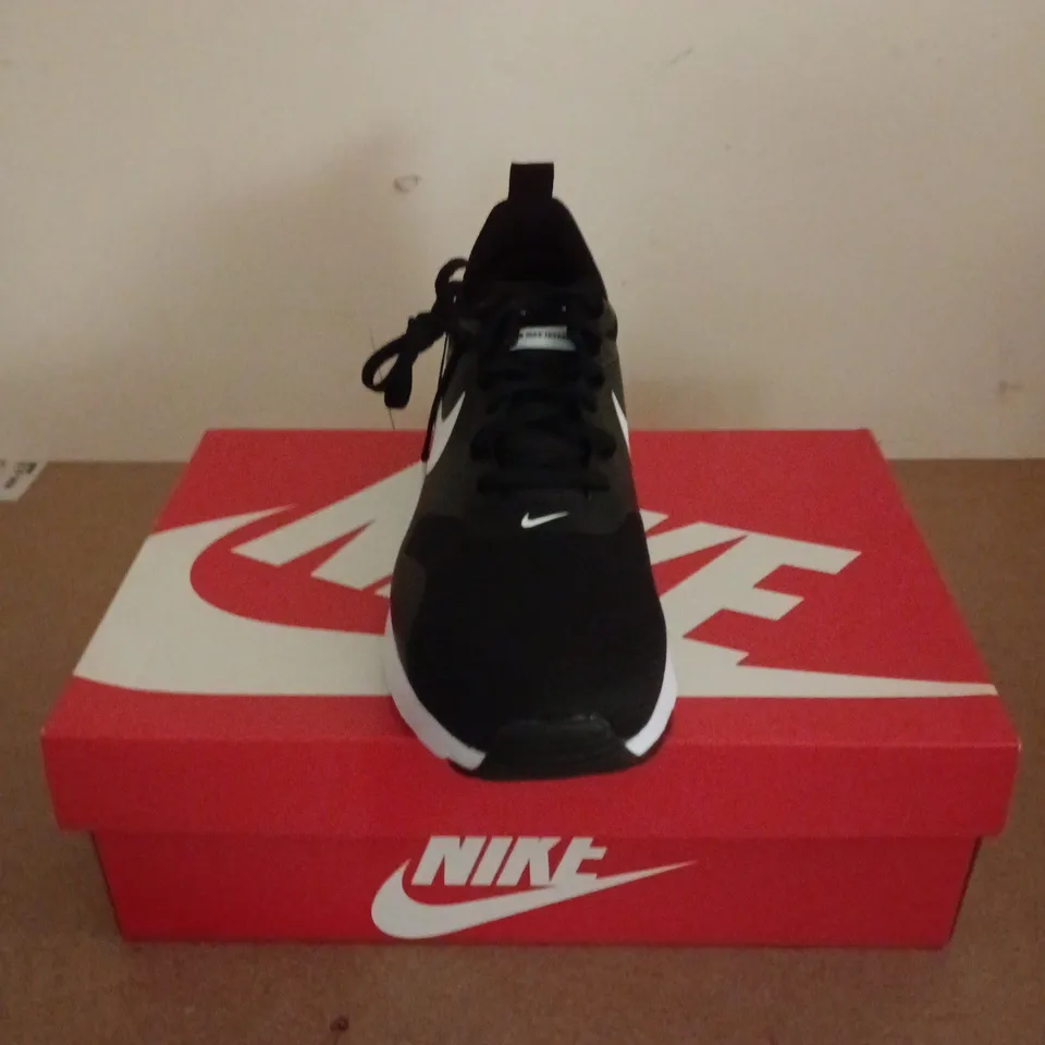 BOXED PAIR OF NIKE AIR MAX TAVAS TRAINERS IN BLACK - UK 9.5