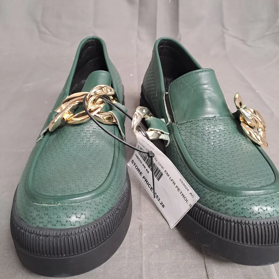 BOXED ADESSO GREEN LEATHER LOW SHOES - SIZE 8