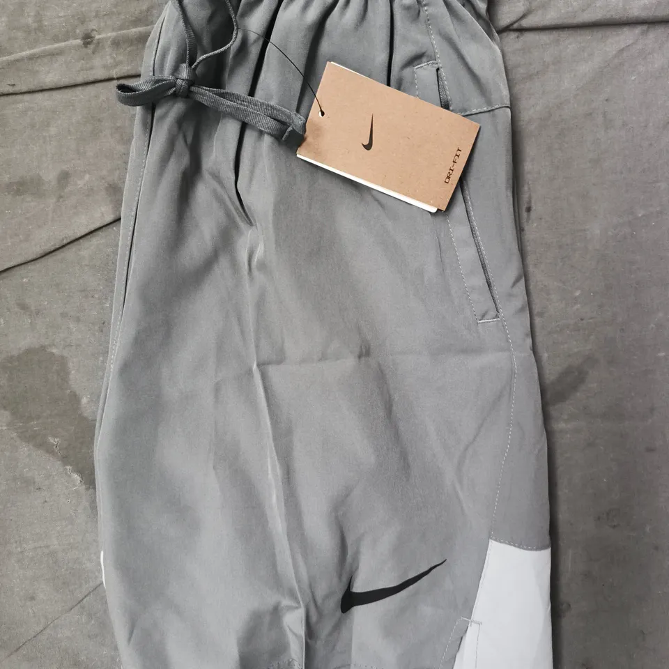 NIKE STANDARD FIT 5" LENGTH TRAINING SHORTS IN GREY SIZE XL