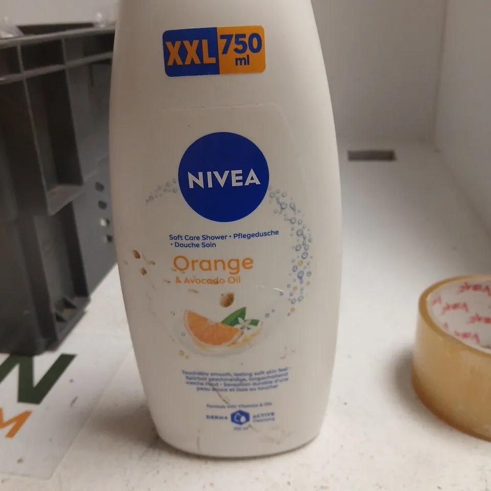 TOTE OF APPROXIMATELY 20 ASSORTED COSMETICS TO INCLUDE: NIVEA SHOWER CREAM