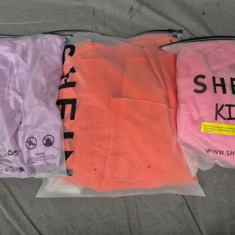 BOX OF APPROXIMATELY 25 ASSORTED CLOTHING AND FASHION PRODUCTS IN VARIOUS STYLES AND SIZES - COLLECTION ONLY