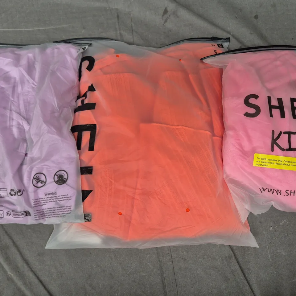 BOX OF APPROXIMATELY 25 ASSORTED CLOTHING AND FASHION PRODUCTS IN VARIOUS STYLES AND SIZES - COLLECTION ONLY