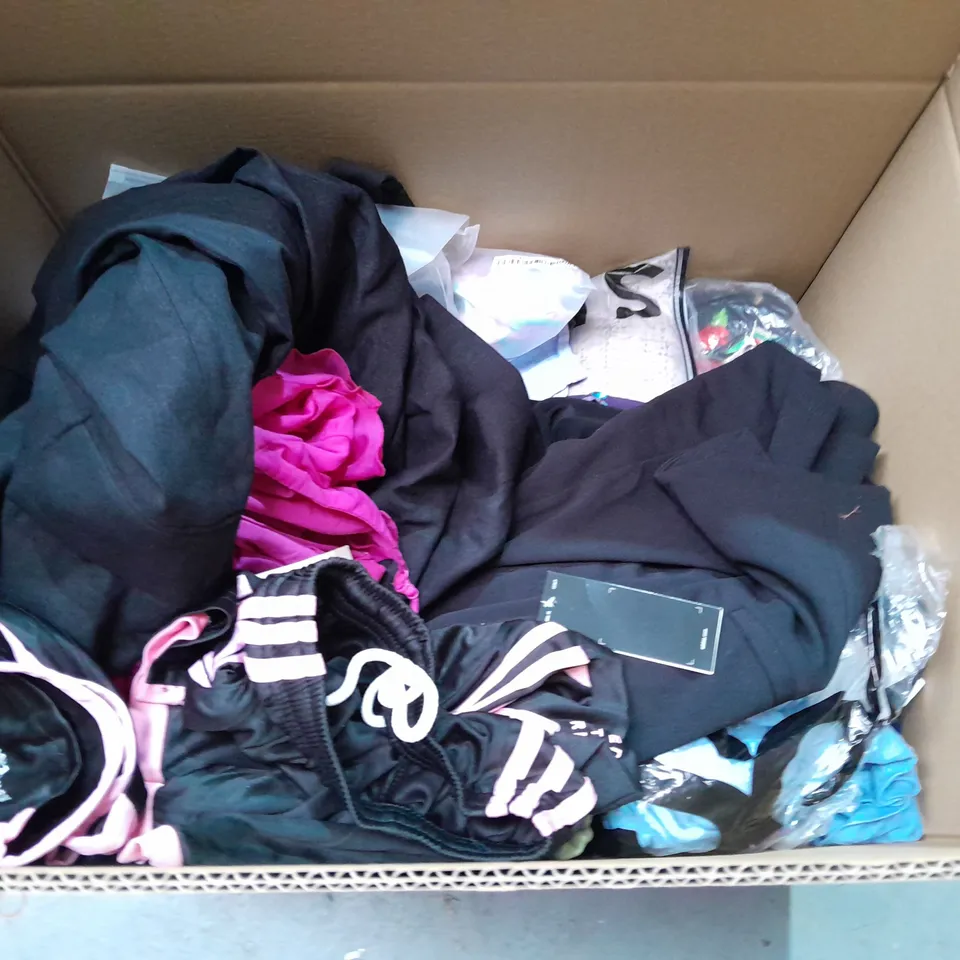 LARGE QUANTITY OF ASSORTED CLOTHING ITEMS TO INCLUDE BLAKELEY, NOBODYS CHILD AND TU