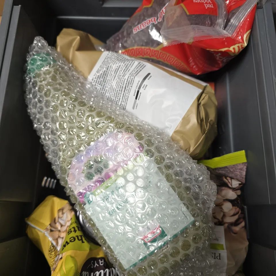 APPROXIMATELY 10 ASSORTED FOOD/DRINK PRODUCTS TO INCLUDE MANGO CHUTNEY, PISTACHIOS, KIDNEY BEANS ETC 