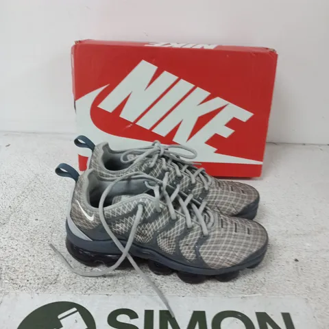 NIKE AIR MAX SNEAKERS – GREY/BLACK, UK 8 (US 9) – BOXED