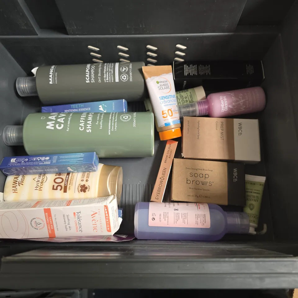 LOT OF APPROXIMATELY 25 ASSORTED HEALTH AND BEAUTY ITEMS TO INCLUDE UMBERTO GIANNI, MAN CAVE SHAMPOO AND AVON POWER SERUM