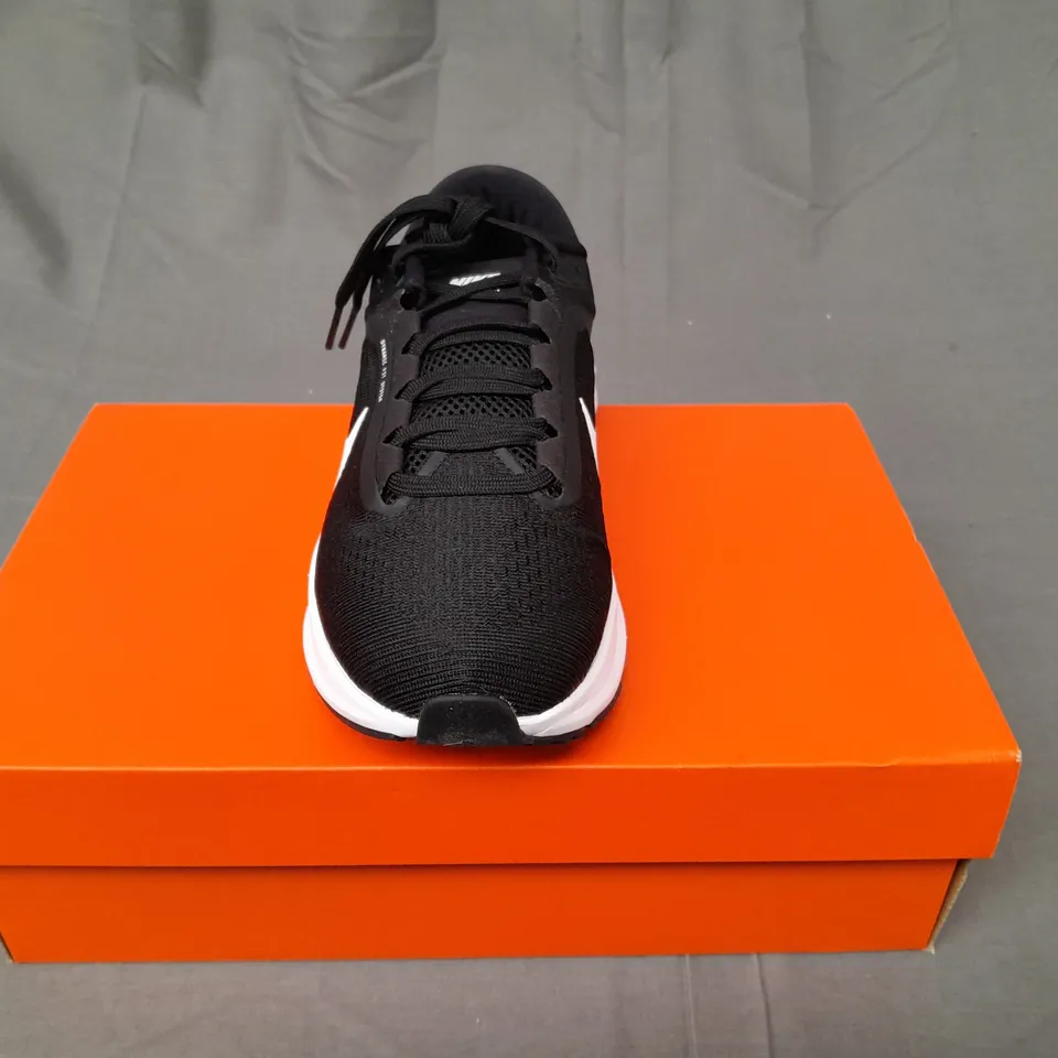 BOXED PAIR OF NIKE AIR ZOOM TRAINERS IN BLACK SIZE UK 6