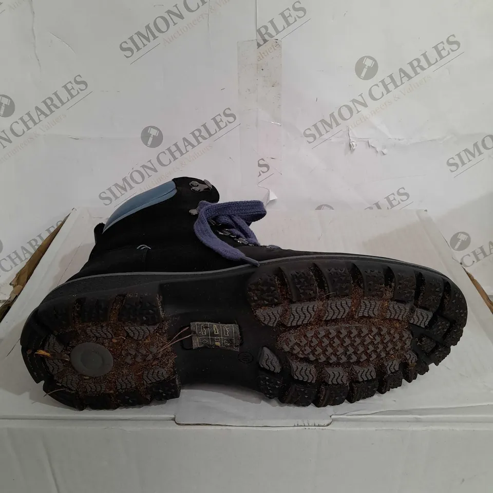 BOXED PAIR OF ADESSO WATERPROOF WALKING BOOTS SIZE 7