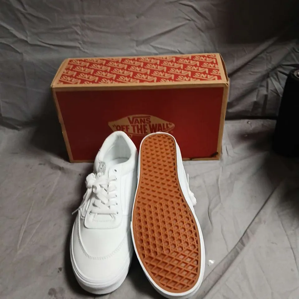 VANS OFF THE WALL WHITE TRAINERS – BOXED - SIZE UK 10