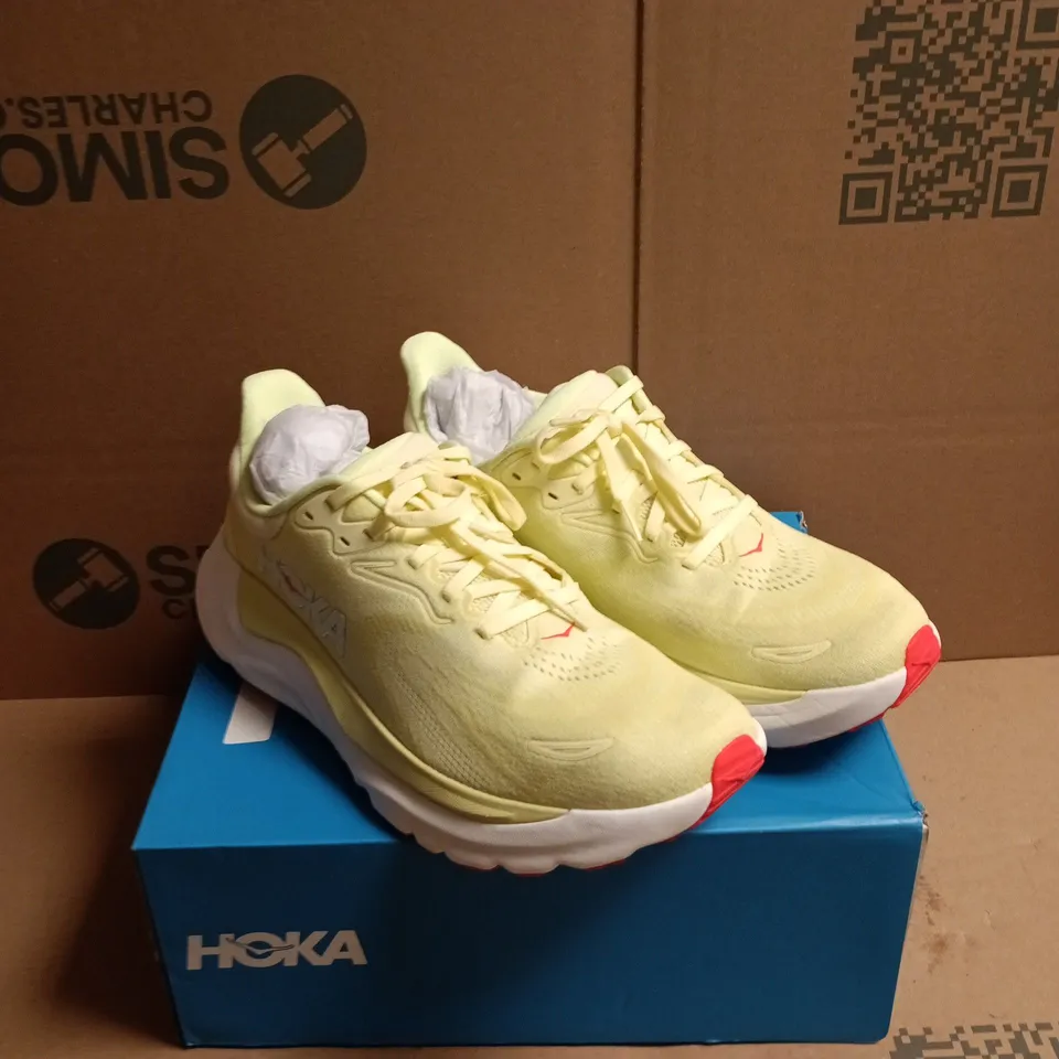 BOXED PAIR OF HOKA ARAHI 8 STABILITY RUNNING TRAINERS - 8