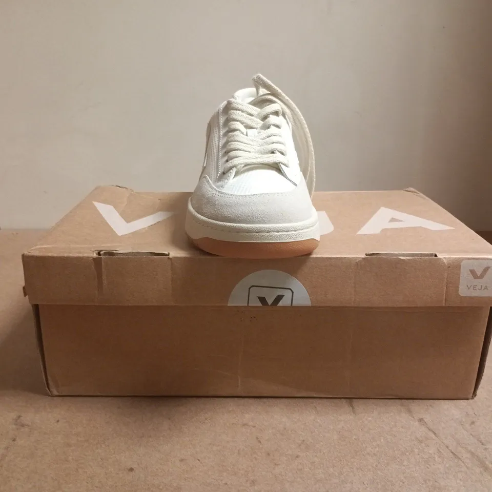 BOXED PAIR OF VEJA TRAINERS IN WHITE SIZE UK W7/M6