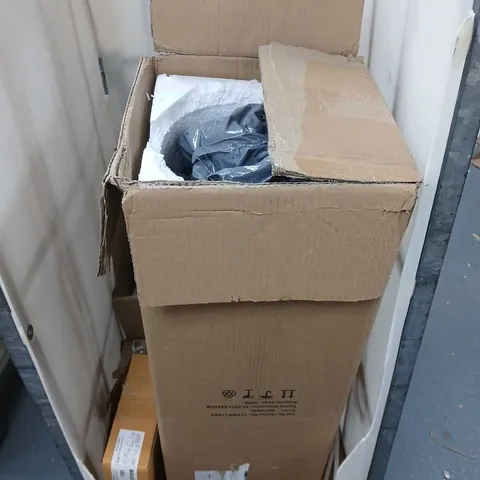 APPROXIMATELY 6 ASSORTED DAMAGED ITEMS TO INCLUDE TABLE LAMP, MIRRORS, ETC