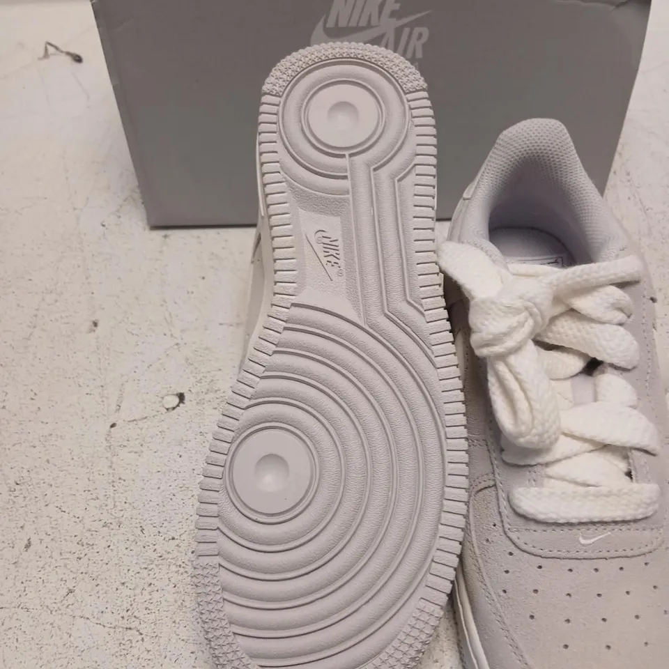 NIKE AIR FORCE LV8 GS GREY TRAINERS – UK 4.5