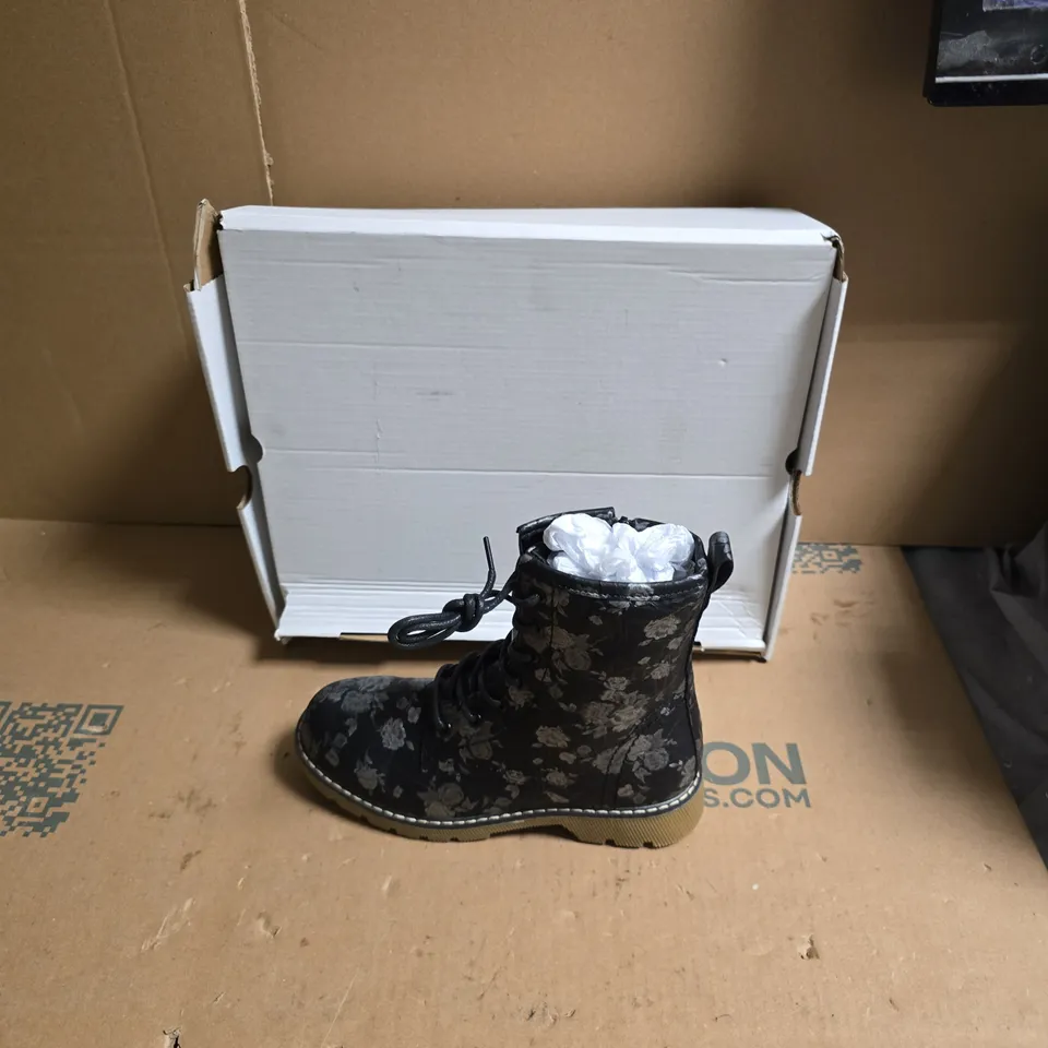 WOMEN'S BLACK FLORAL PRINT LACE-UP ANKLE BOOT - UK SIZE 4