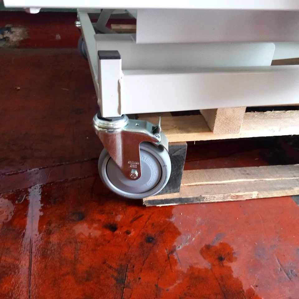 OSKA ELECTRIC PROFILING MEDICAL HOSPITAL TYPE SINGLE CARE BED MOBILITY 
