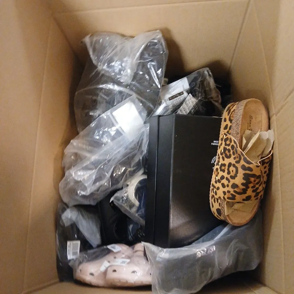 BOX OF APPROXIMATLEY 25 ASSORTED FOOTWEAR ITEMS OF VARIOUS SIZES AND STYLES