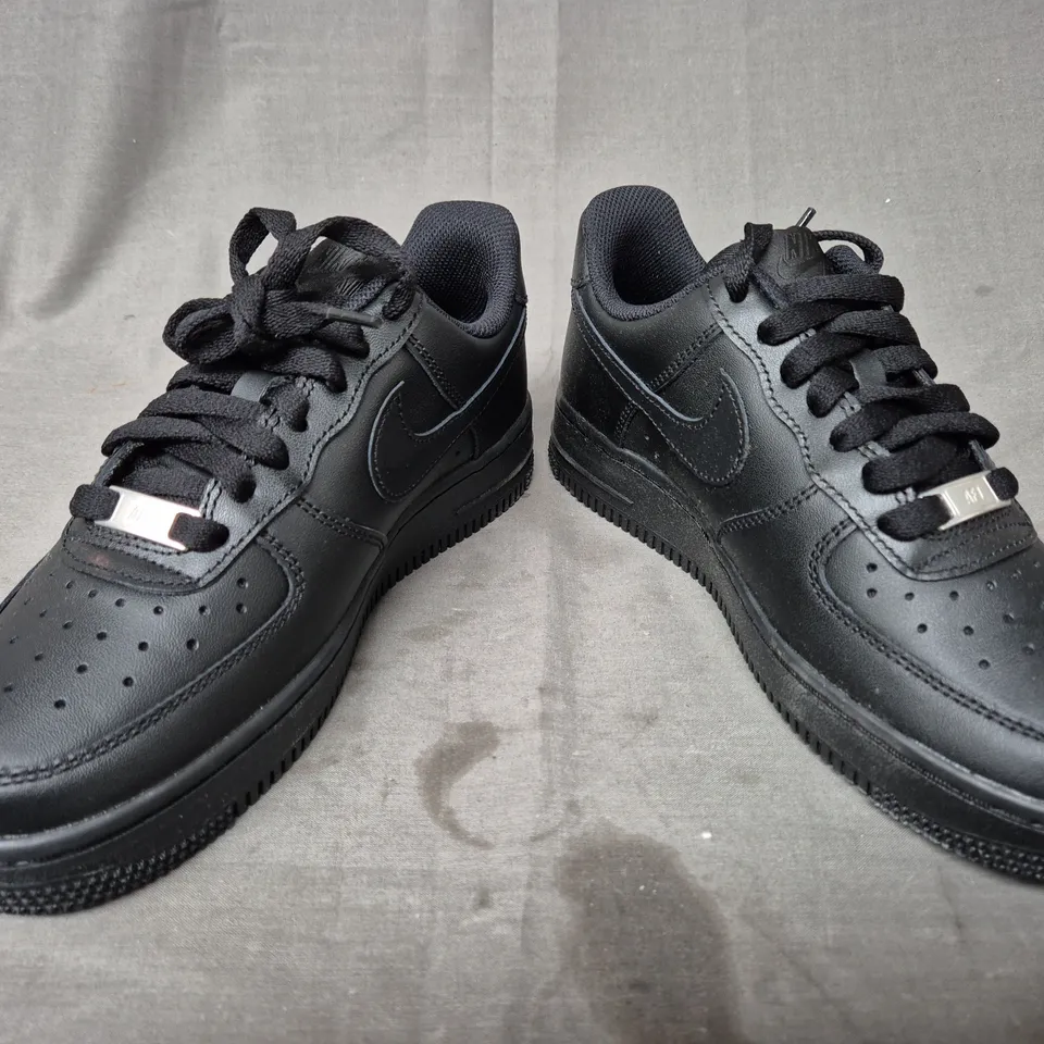 BOXED PAIR OF NIKE AIR FORCE 1 '07 SHOES IN BLACK UK SIZE 4