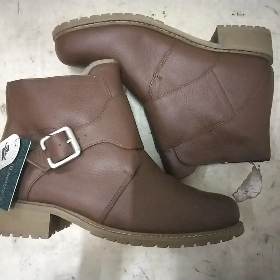 BOX OF APPROXIMATELY 5 PAIRS OF EMU AUSTRALIA BOURKE ANKLE BOOT OAK SIZE 9 