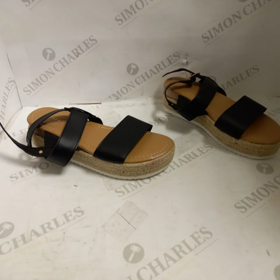 NEW LOOPK SIZE 5 POMPOM SANDAL 