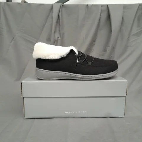 BOXED PAIR OF VIONIC BELIEVE SLIPPERS IN BLACK SIZE 5