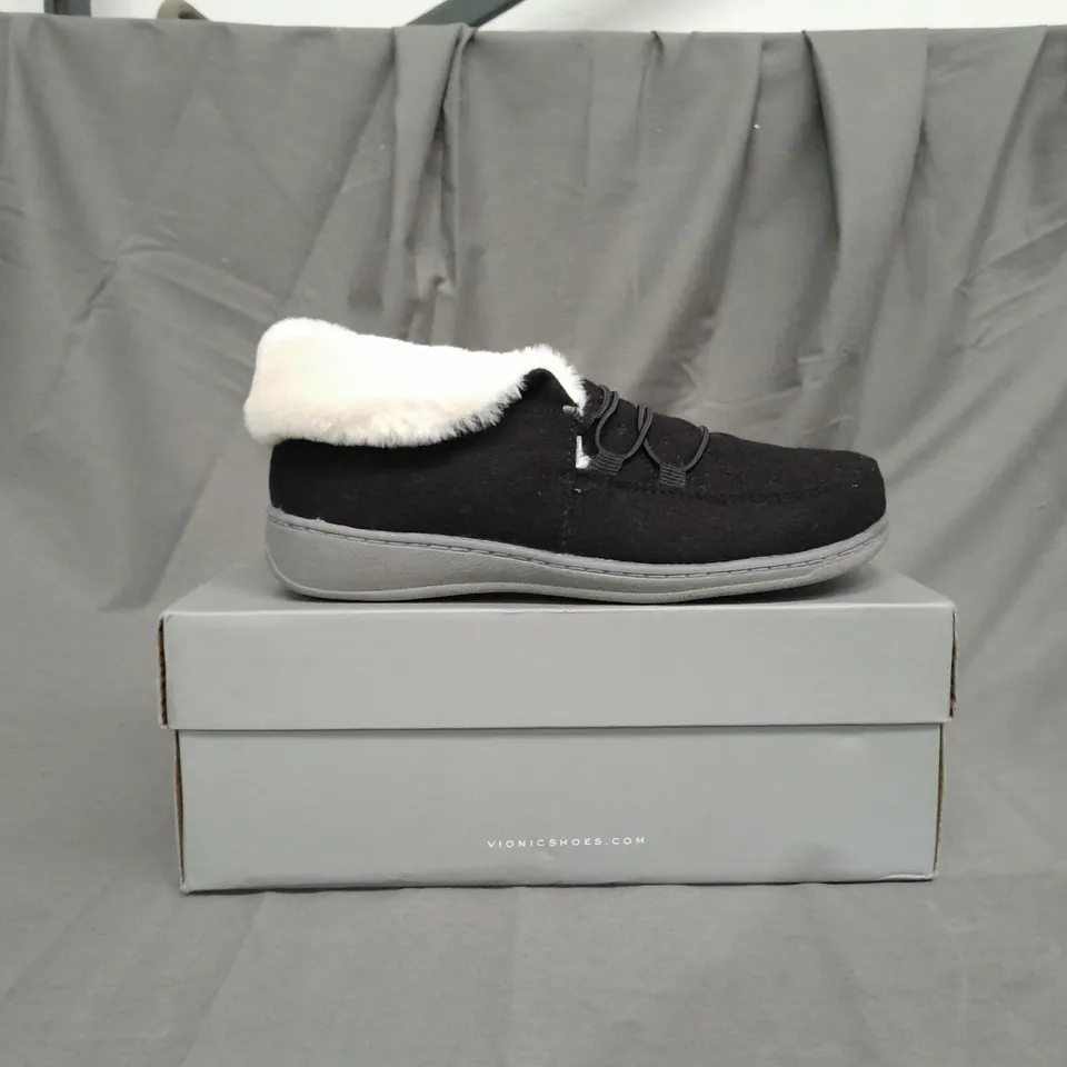 BOXED PAIR OF VIONIC BELIEVE SLIPPERS IN BLACK SIZE 5