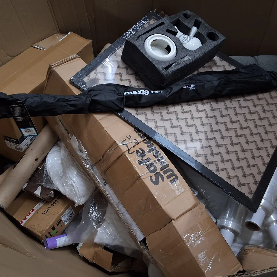 PALLET CONTAINING ASSORTED PRODUCTS INCLUDING AREA RUG, PICTURE FRAME, TRAXIS FEEDER ROD & DURAFILE BINDERS