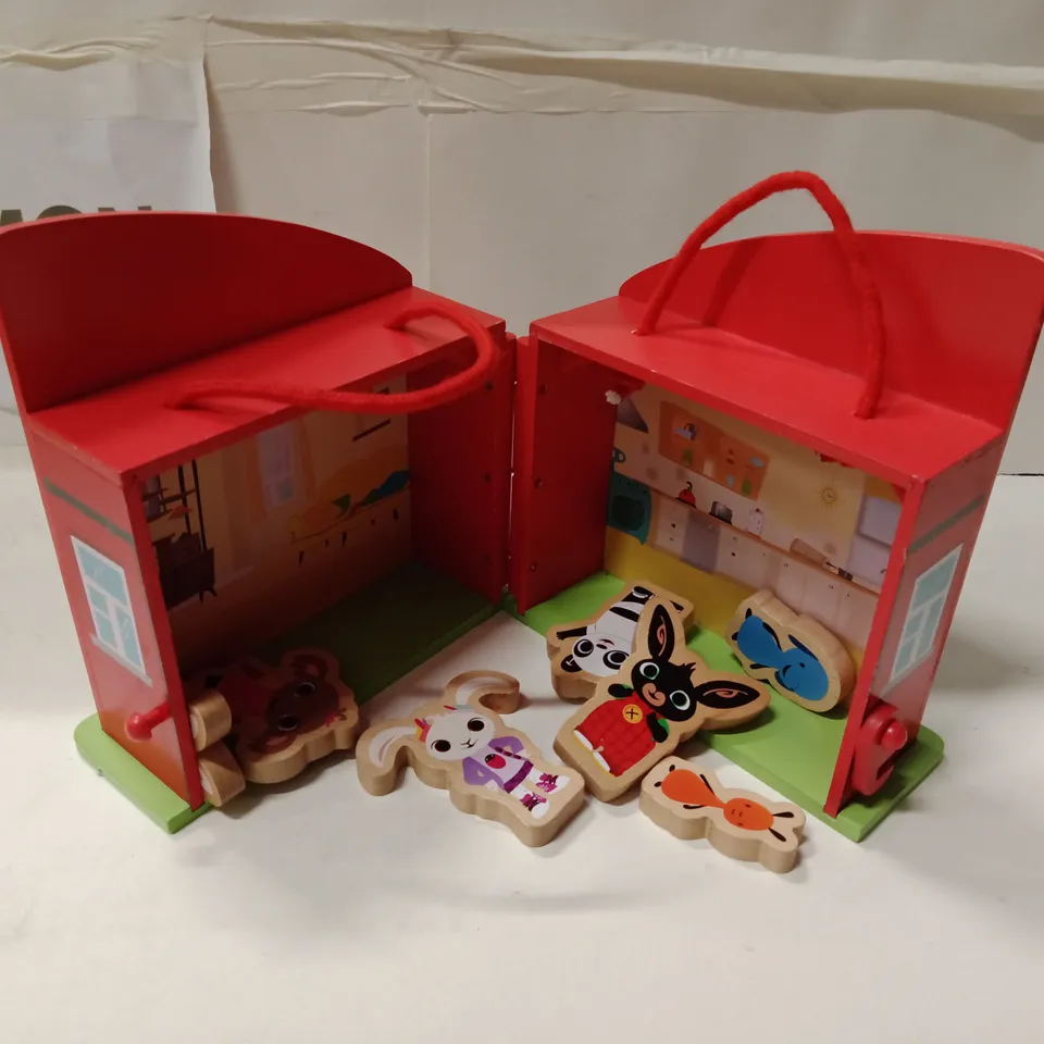 BING PLAYSET HOUSE WITH CHARACTER FIGURES – RED, FOLD-OUT SIDES (UK 8TH WONDER, ACAMAR FILMS 2021)