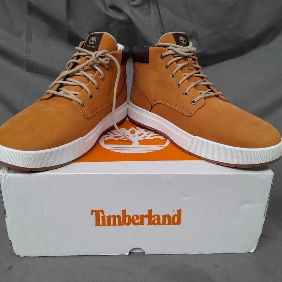 BOXED PAIR OF TIMBERLAND MAPLE GROVE CHUKKA BOOTS IN WHEAT UK SIZE 11.5