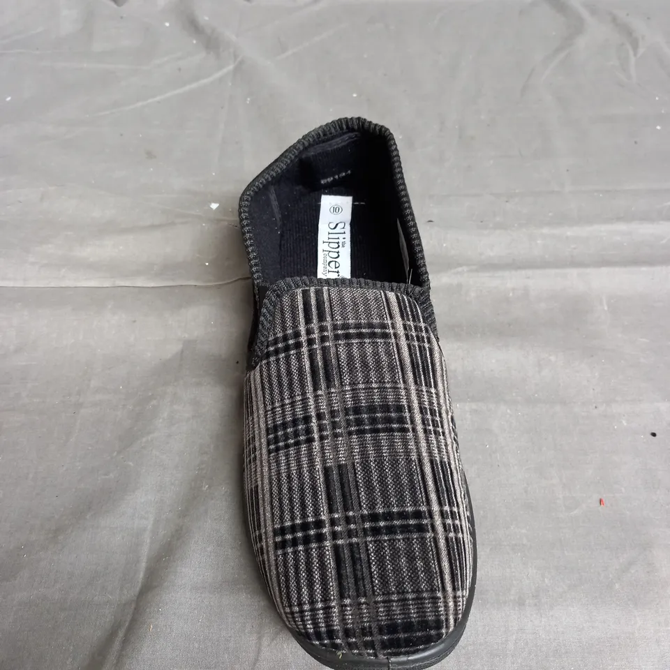 BOX OF 10 PAIRS OF MENS SLIPPERS IN GREY TARTAN - VARIOUS SIZES