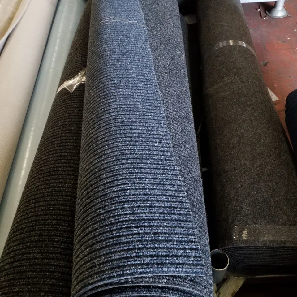 ROLL OF QUALITY LOOP PILE CARPET IN BLUE/WHITE - SIZE UNSPECIFIED 