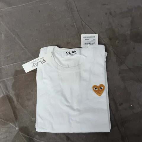 CDG PLAY T-SHIRT WHITE WITH HEART LOGO – SIZE S (UK SMALL)
