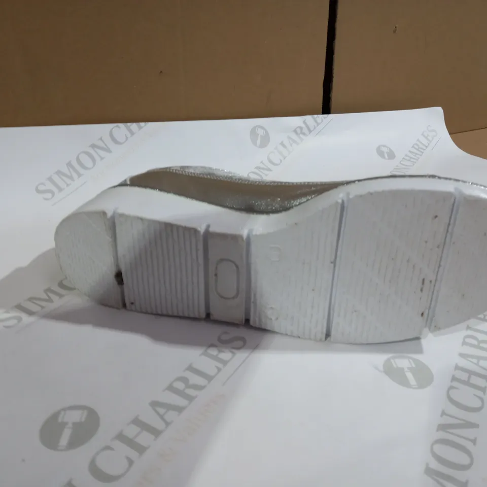 MODA SILVER  TRAINERS SIZE 5