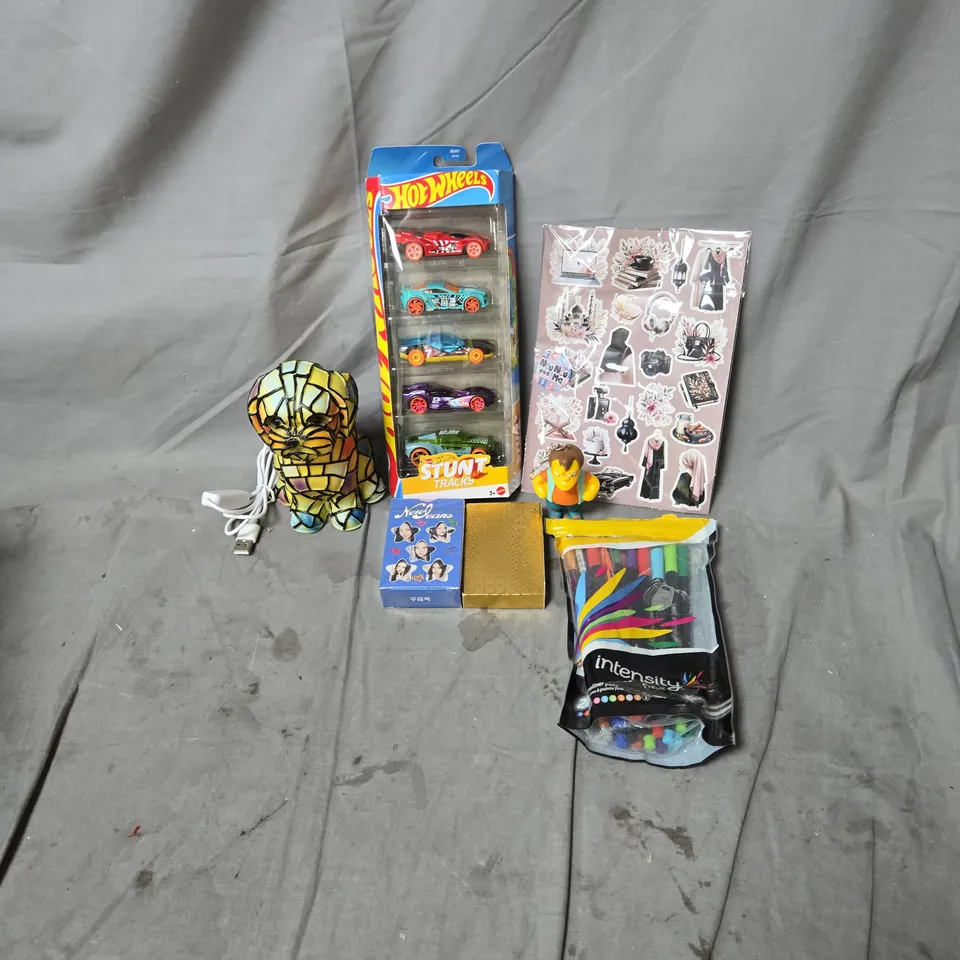 APPROXIMATELY 20 ASSORTED ITEMS OF TOYS AND GAMES INCLUDING HOT WHEELS STUNT TRACKS 5 SET, NELSON FROM THE SIMPSONS KEY RING, PLAYING CARDS, NEW JEANS CAR PACK AND COLOURED PENS