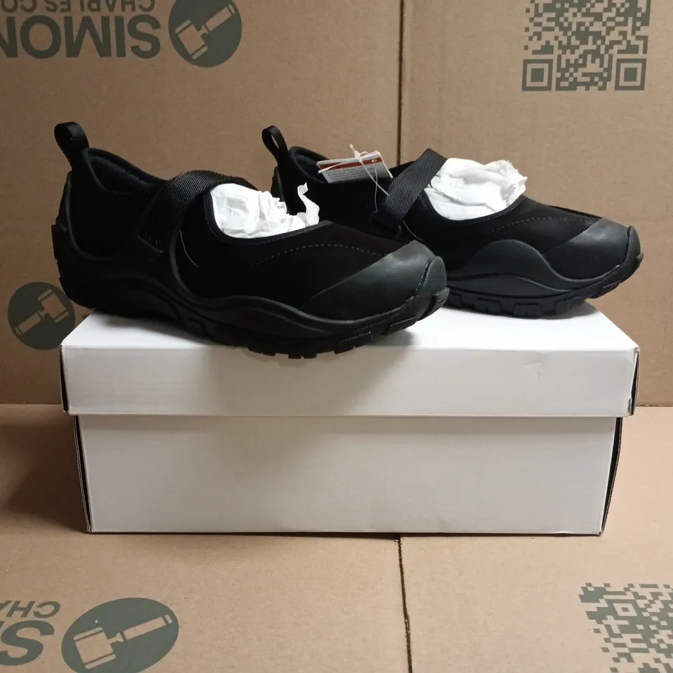 BOXED PAIR OF CROCS TERRE SHOES IN BLACK SIZE UK 7