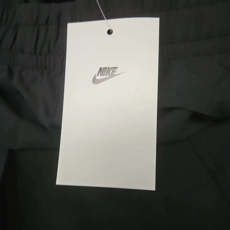 NIKE MEN'S CARGO PANTS – BLACK WITH CARGO POCKETS, ELASTIC WAIST, UK SIZE L (LG)